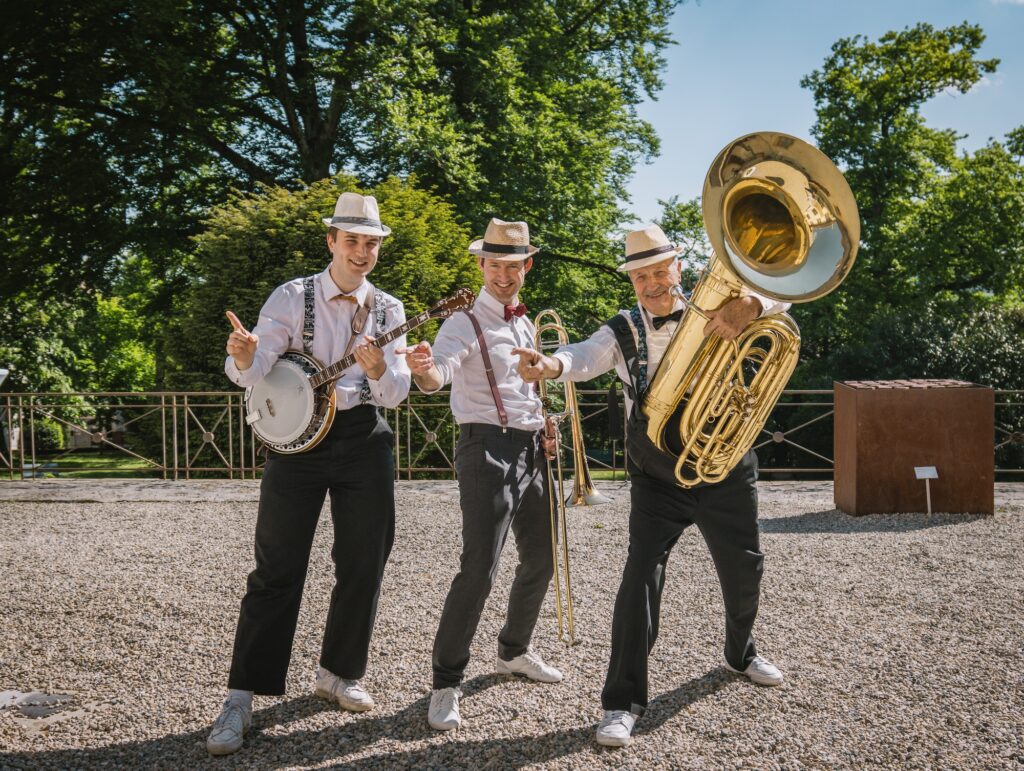 Reportage mariage musiciens cuivres en extérieur, ambiance festive, photographe mariage Suisse