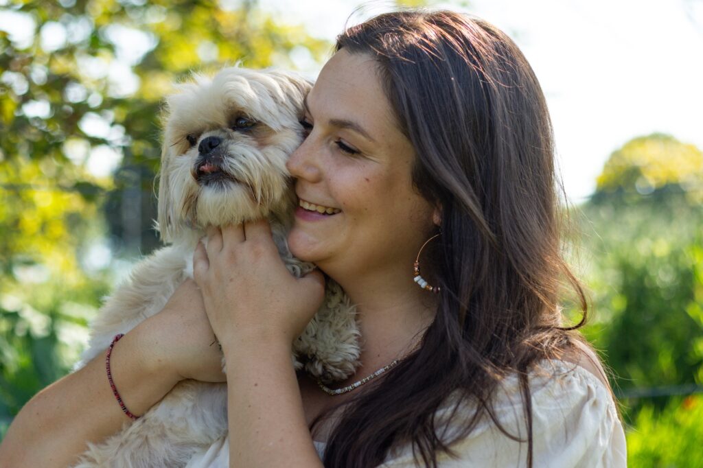 Portrait femme avec son chien, séance photo animaux et propriétaire en extérieur, Suisse romande