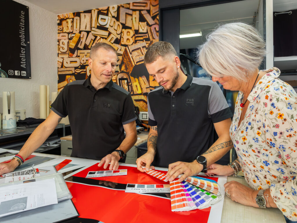 Reportage corporate équipe atelier publicitaire, photographe entreprise Suisse romande