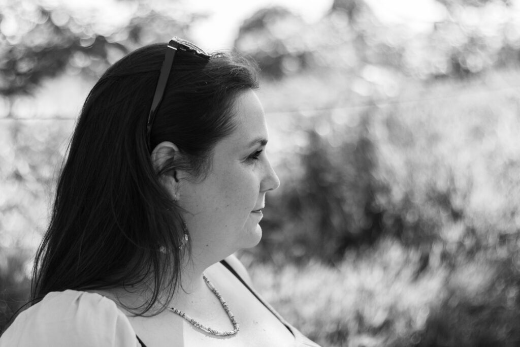 Portrait femme de profil en noir et blanc, séance photo en extérieur, Suisse
