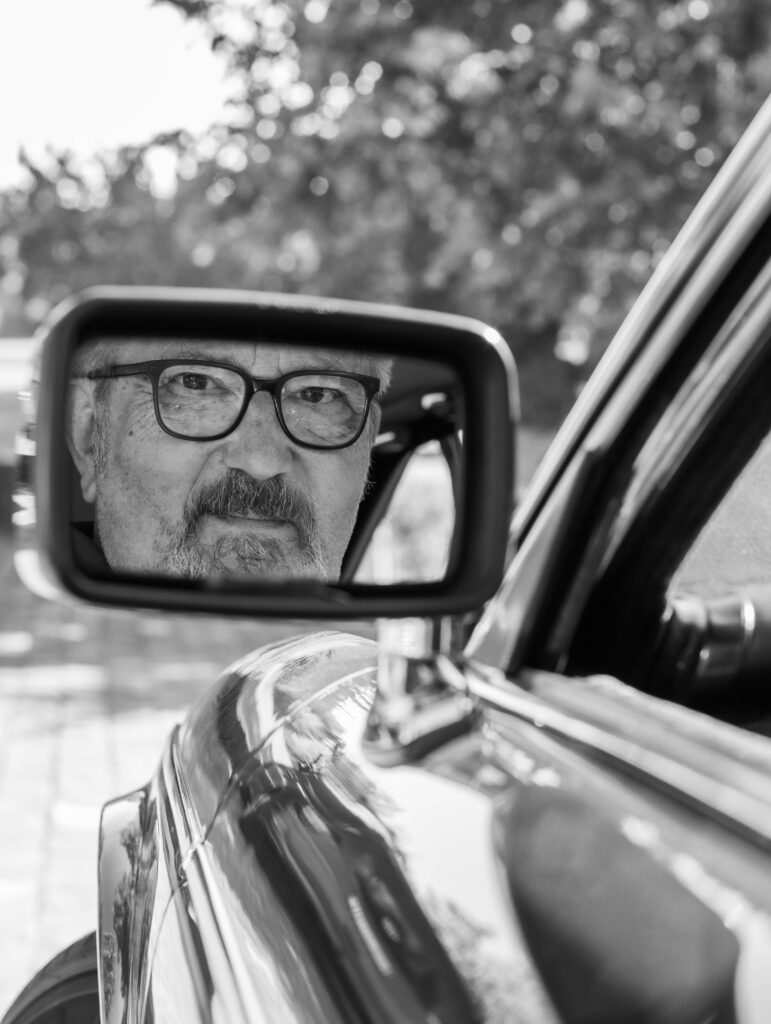 Portrait artistique homme reflété dans rétroviseur, photographie noir et blanc, Suisse
