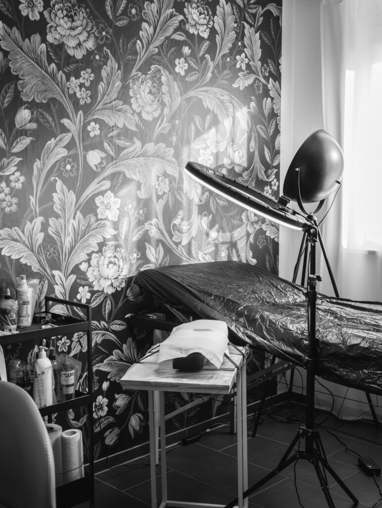 Reportage corporate salon de tatouage, ambiance noir et blanc, photographe entreprise Suisse